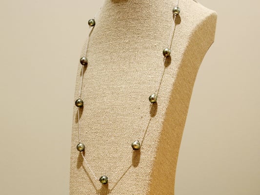 黒蝶真珠のステーションネックレス。プラチナ製の丸玉をパールの両端に入れています。