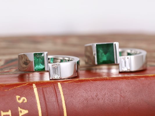 2本のリングから外した石を使ったペアリング。マニッシュで重厚感のある仕上がり。