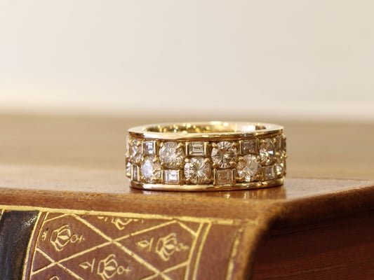 スクエアとラウンドのダイヤモンドを組み合わせたフルエタニティリング