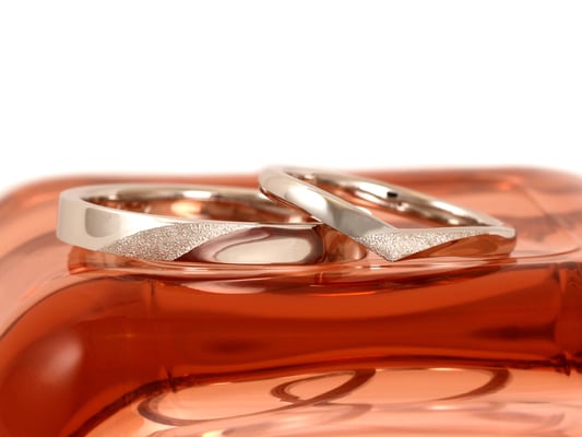 女性用と男性用でフォルムが異なりますが、デザインはセット感があるものに。ダイヤモンドダスト加工が、キラキラと輝きます。