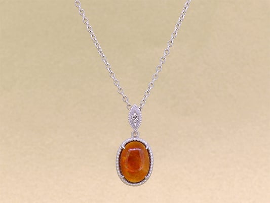 つや消しのプラチナとミルグレインが目を引くペンダント。