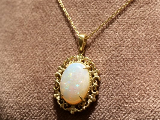 小花などのモチーフをあしらい、ロマンティックなペンダントに。