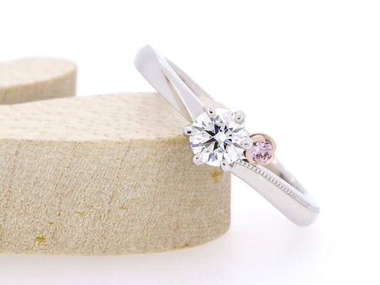 お花をイメージしたピンクゴールドの枠にピンクサファイアをセッティング