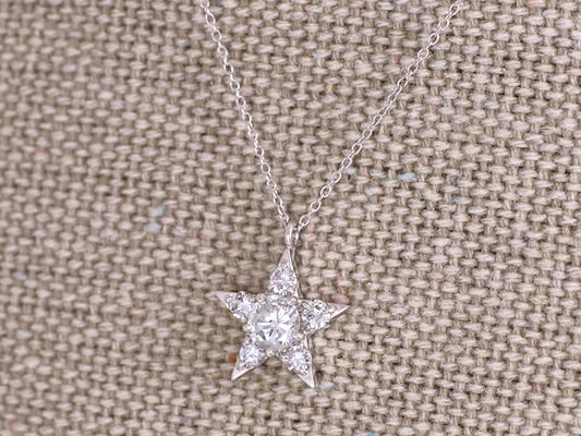 お手持ちのダイヤモンドを星モチーフのペンダントトップに。