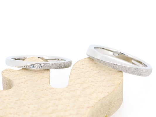 1/2周の範囲にダイヤモンドダスト加工を。女性用リングにはダイヤモンドとブルートパーズをあしらって