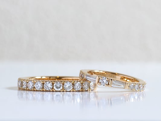 お預かりした4本のリングの脇石などを集め、2本のエタニティリングに。 