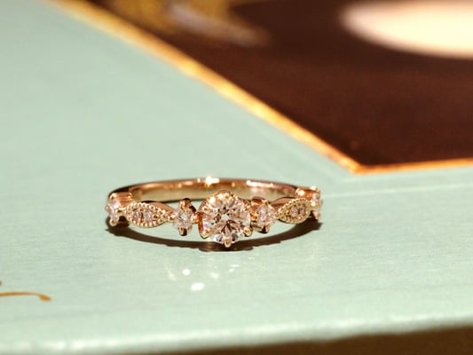 メレダイヤとミルグレインが華麗なエンゲージリング