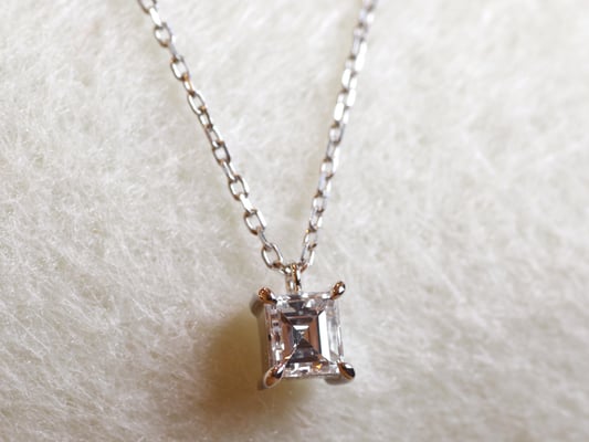 バゲットカットのダイヤモンドを使った、シンプルなペンダント。