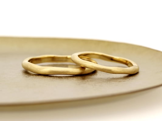 幅・厚みにランダムな動きをつけたマリッジリング。