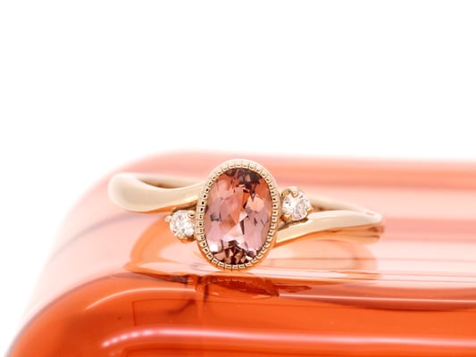 インペリアルトパーズのエンゲージリング。センターストーンはダイヤモンド以外でも素敵です。