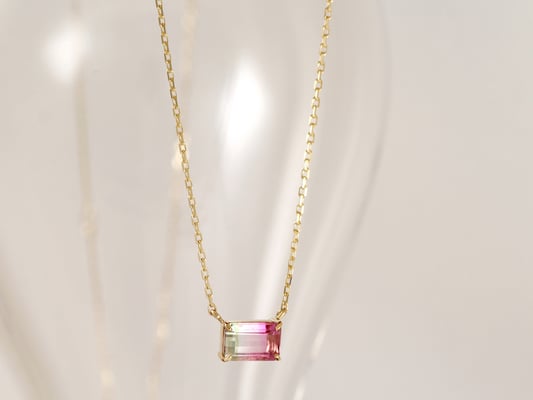 トリカラー（3色）のトルマリンを使ったペンダント。お父様からお嬢様へのプレゼントです。