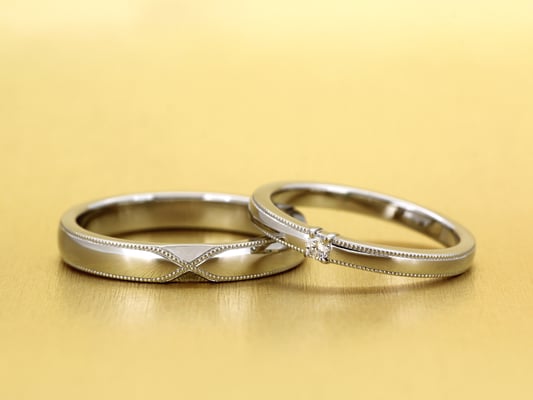 ミルグレインが美しいマリッジリング。男性用リングはミルグレインが中央で交差し、女性用リングにはダイヤモンドを。