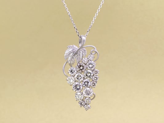 ダイヤモンドをブドウの粒に見立てたペンダント。複数のジュエリーからのリフォームです。