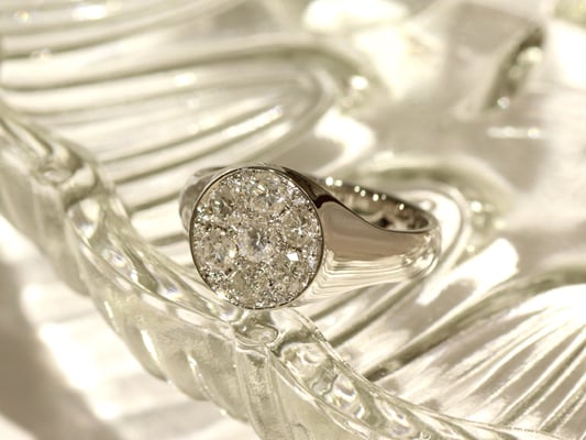 ボリュームたっぷりのプラチナリング。ダイヤモンドを敷き詰めて華やかに。