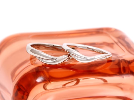 U字フォルムのマリッジリング。左右のボリューム感を変え、アシンメトリーなデザインに。