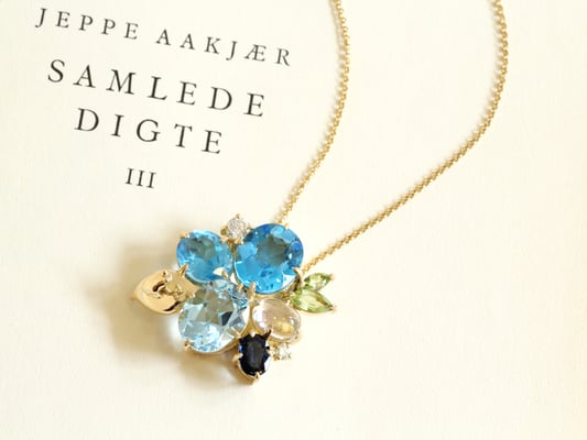 アジサイをモチーフに。葉っぱの上にはカエルが載っています。