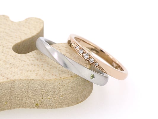 女性用リングはピンクゴールドにダイヤモンドを、男性用リングはプラチナにペリドットを