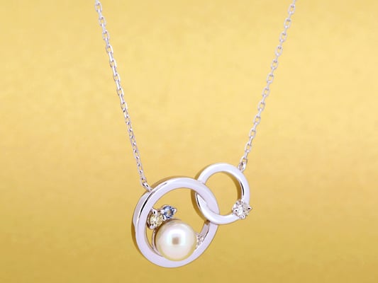 ご結婚されるご新婦様からお母様へのプレゼント。ご家族のお誕生石をあしらったペンダントです。