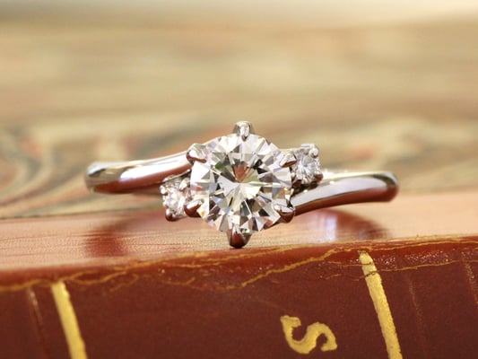 ボリュームのあるセンターダイヤモンドを引き立てる、シンプルなデザインのエンゲージリング