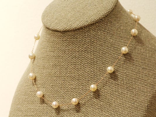 お手持ちのブレスレットのパールを使用したステーションネックレス。