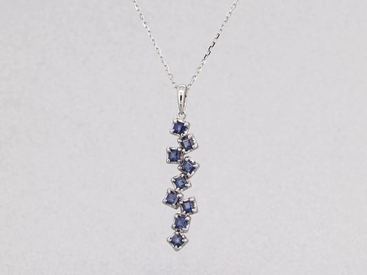 スクエアカットのサファイアをランダムに並べて。