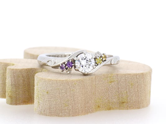 スターチスや波をモチーフにデザインしたエンゲージリング