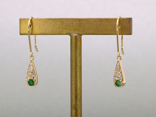 雫型のベースに石を敷き詰めた、K18イエローゴールド製のフックピアス。