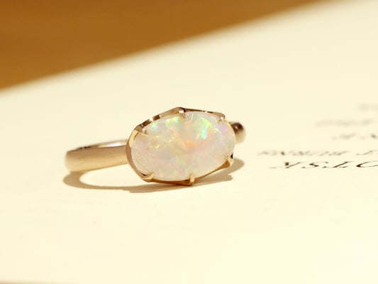 お客様ご自身のお誕生石であるオパールを主役にしたリング。