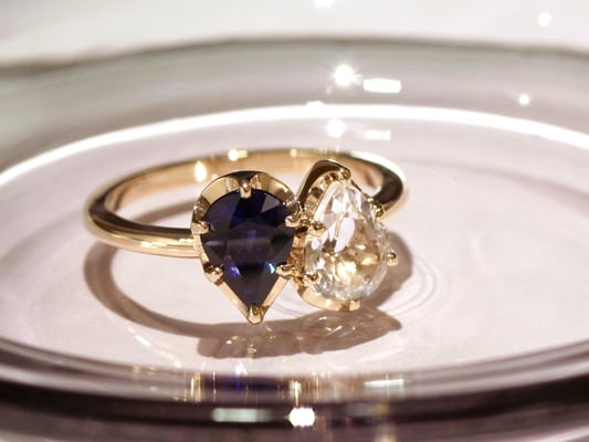 ペアシェイプカットのブルーサファイアとホワイトトパーズのリング
