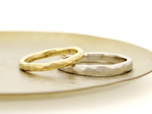 ランダムな幅に槌目模様を入れています。素材違いのマリッジリングですが、どちらも梨地加工（つや消し）をほどこしています。