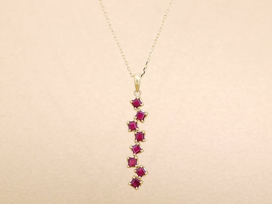 ランダムに配置したルビーが軽快な印象。