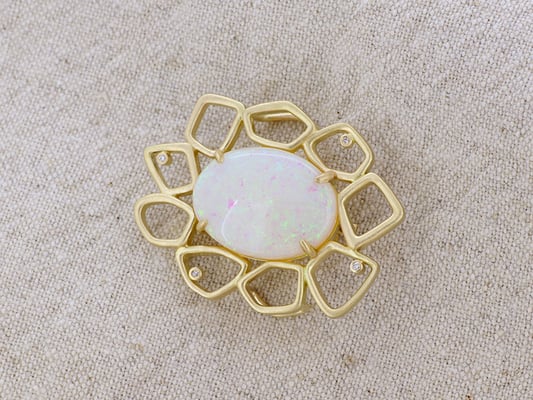 お手持ちのペンダントトップの石を使い、ブローチをお作りしました。