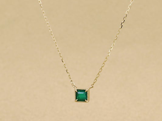 石を囲んだ丸い粒が、アクセントに。