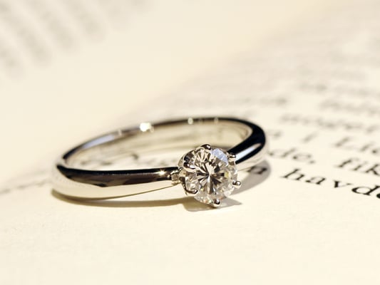 シンプルな6本爪のエンゲージリング