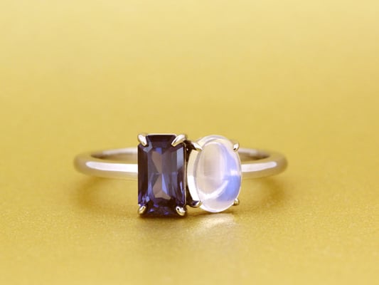 R004　リング（K18WG、スピネル、ムーンストーン）