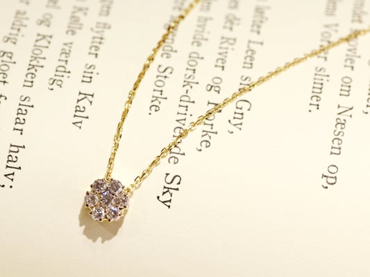 同じサイズ感のダイヤモンドを7石集めたペンダント。