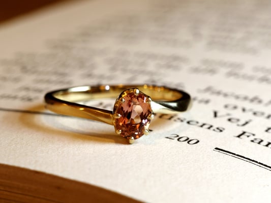 シェリーカラーが美しいインペリアルトパーズのリング