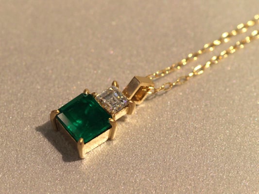 N007　ペンダント（K18、ダイヤモンド、エメラルド）