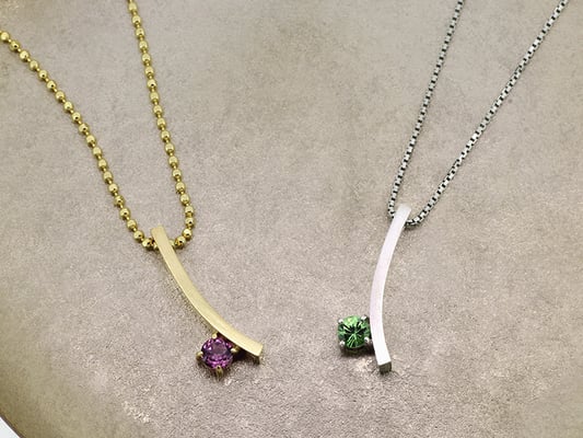 ご友人同士のペアでご依頼いただいたペンダント。石はロードライトガーネットとグリーンガーネットです。