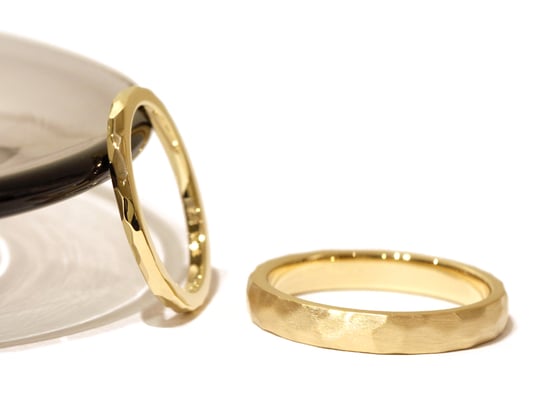 槌目模様のマリッジリング。男性用リングはつや消し仕上げに。