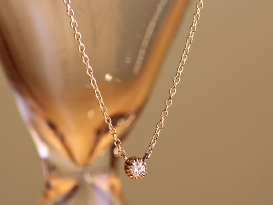 直径2ミリ程のダイヤモンドに枠をつけたネックレス。