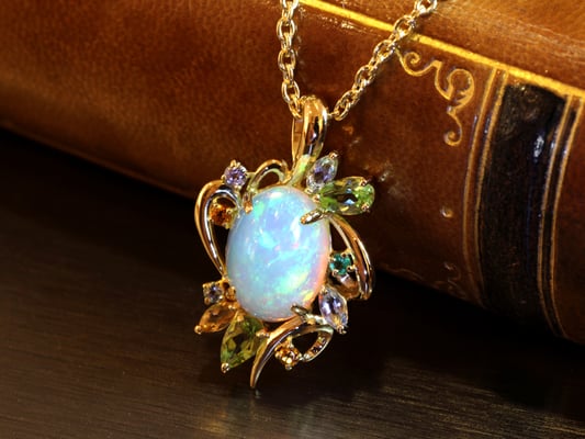 オパールの周りに色々なカラーストーンを配置し、カラフルで動きのあるデザインに。