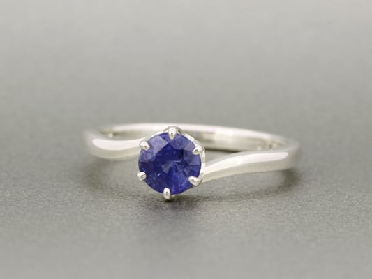 ブルーサファイアのシンプルなリング。