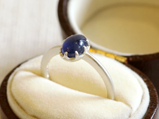 コロンとしたサファイアを8本爪でセッティング。アームは細身で華奢な印象に。