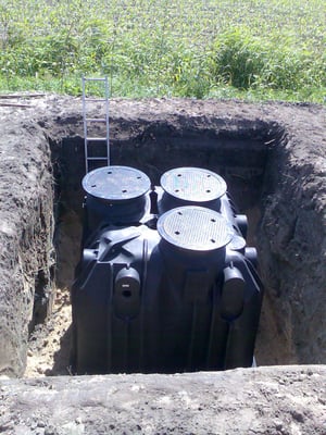 Die Kunststoff-Kleinkläranlage wird jetzt mit Wasser gefüllt und auf Dichtigkeit geprüft bevor die Versorgungsleitungen angeschlossen werden.