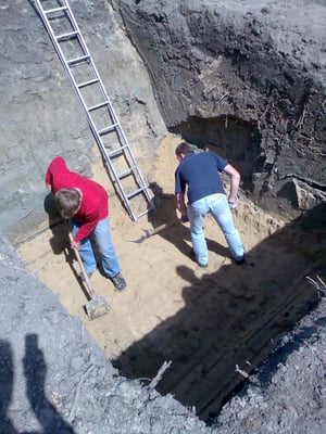 In der Baugrube wird ein Sandplänum hergestellt.
