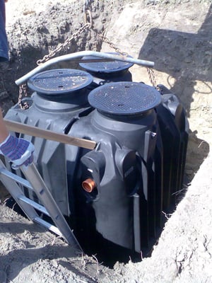 Die PE-Anlage wird in die Baugrube eingesetzt.