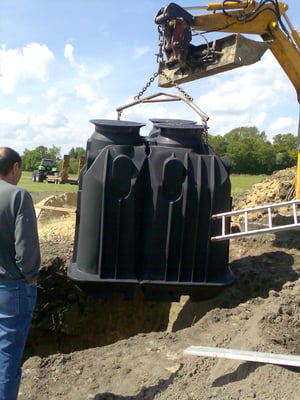 Einfach nach den Anschlüssen ausrichten und langsam absetzen.