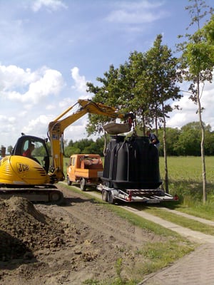 Die Picobell PE-Kunstoff Anlage wird an den Bagger gehängt.
