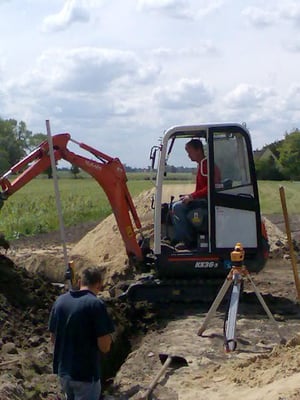 Die Zu- und Ableitungen werden angeschlossen.